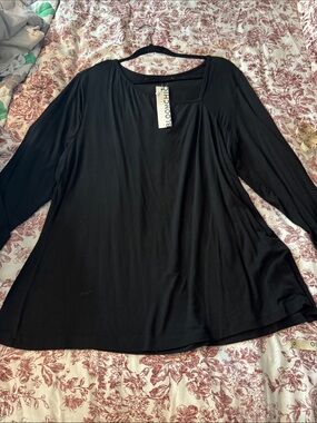 BloomChic Black Long-Sleeve Tunic Top